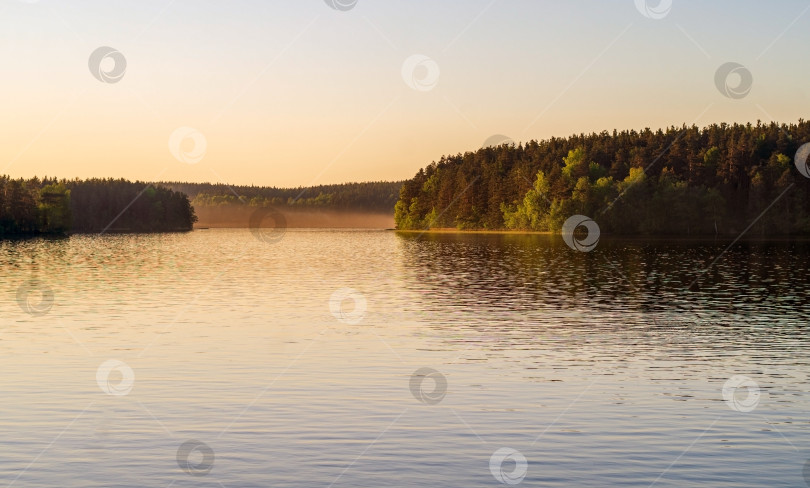 Скачать Закат солнца в Карелии. Вечерняя панорама озера. Летние каникулы в Карелии. фотосток Ozero