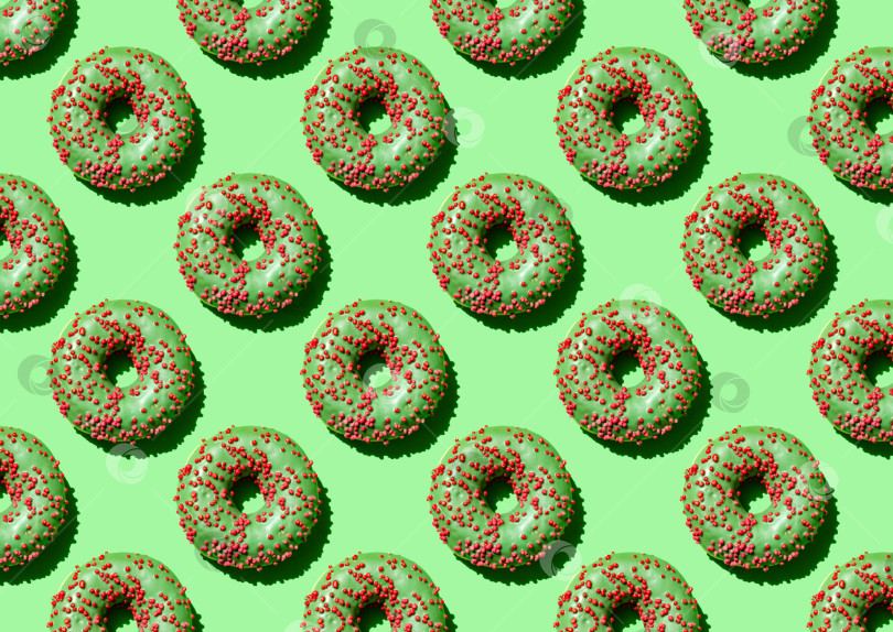 Скачать Зеленый пончик - это бесшовный узор на зеленом фоне. фотосток Ozero