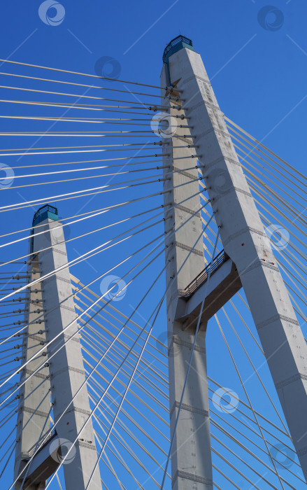 Скачать Крупный план опоры вантового моста на фоне голубого неба. фотосток Ozero