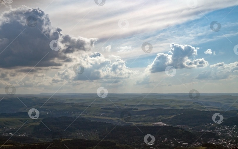 Скачать Пейзаж с облаками и долиной. Вид с горы на равнину. фотосток Ozero