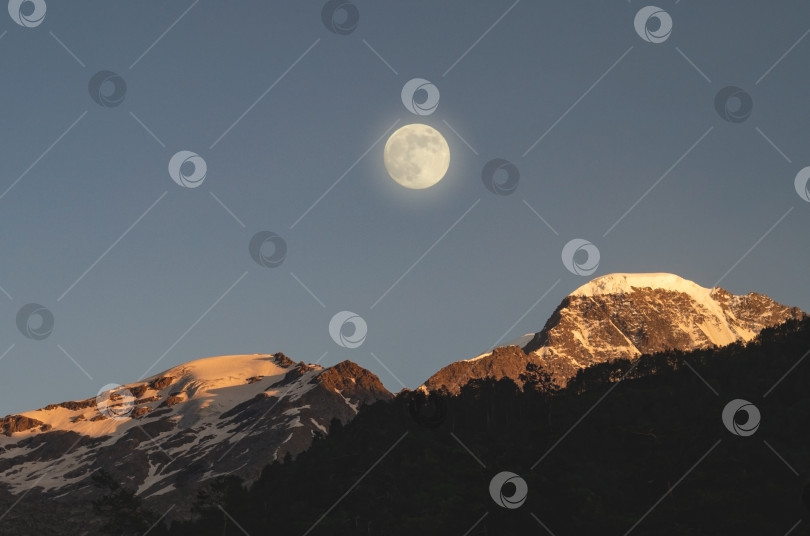 Скачать Полная луна в горах. Луна освещает заснеженные вершины гор. фотосток Ozero