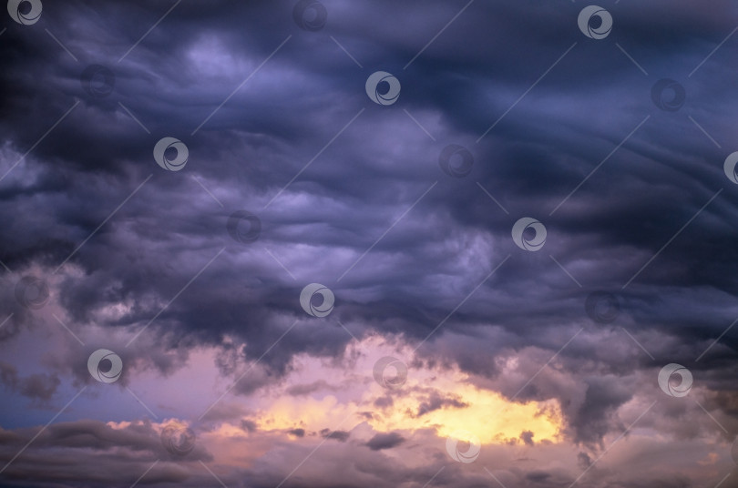 Скачать Закатное небо с тяжелыми облаками - altocumulus undulatus asperitas. фотосток Ozero
