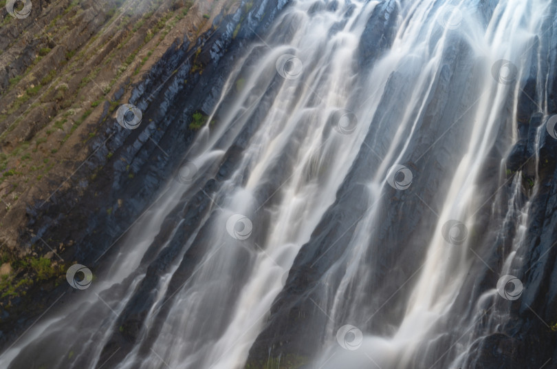 Скачать Красивый водопад в скалах.Фотография падающей воды. Длительная выдержка. фотосток Ozero