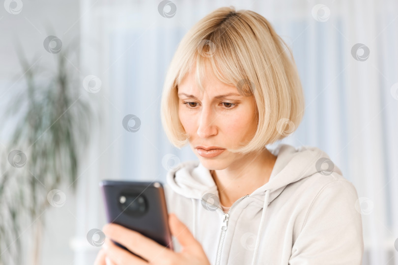 Скачать Изображение красивой женщины крупным планом, сидящей в уютном домашнем интерьере и пользующейся современным смартфоном, женские руки, набирающие текстовое сообщение по мобильному телефону, концепция социальной сети фотосток Ozero