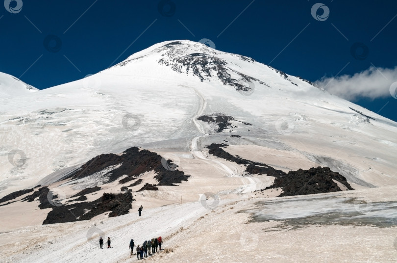 Скачать Альпинисты поднимаются на вершину горы Эльбрус. фотосток Ozero