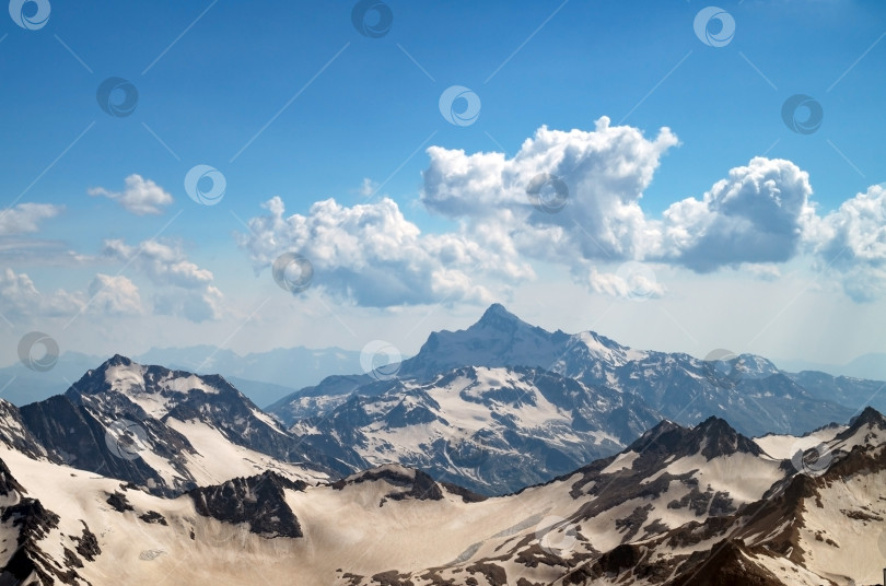Скачать Кавказские горы. Заснеженные вершины гор с высоты. фотосток Ozero