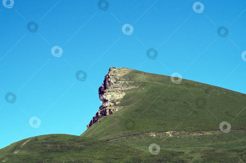 Скачать Красивая скала На фоне Голубого неба Зеленые холмы Скалы фотосток Ozero