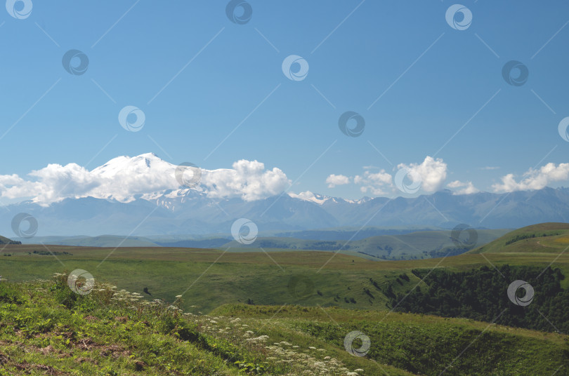 Скачать Красивый равнинный пейзаж со снежными горами вдалеке. фотосток Ozero