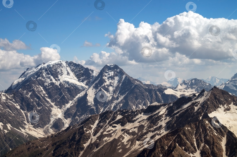 Скачать Прекрасный пейзаж с Кавказскими горами. фотосток Ozero