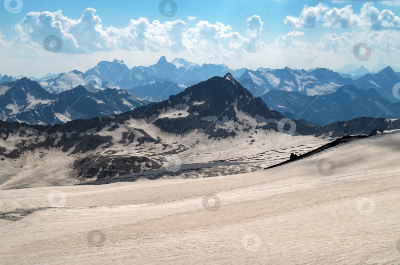 Скачать Прекрасный пейзаж с Кавказскими горами. Пространство для копирования фотосток Ozero