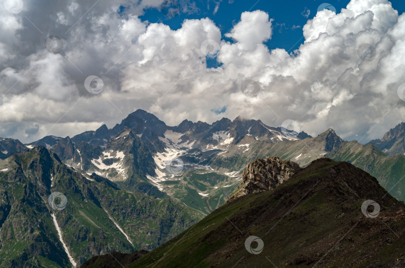 Скачать Прекрасный горный пейзаж Кавказского хребта. Горные вершины и облака. фотосток Ozero