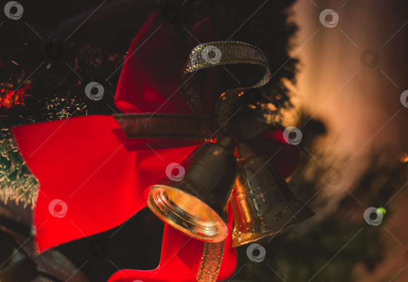 Скачать рождественские колокольчики висят на елке. праздничный декор фотосток Ozero