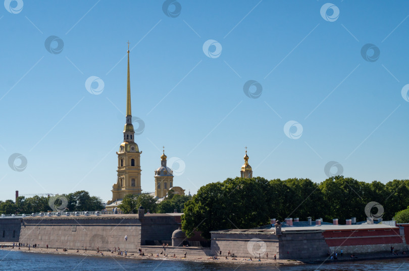 Скачать Петропавловская крепость в Санкт-Петербурге в ясный летний день фотосток Ozero