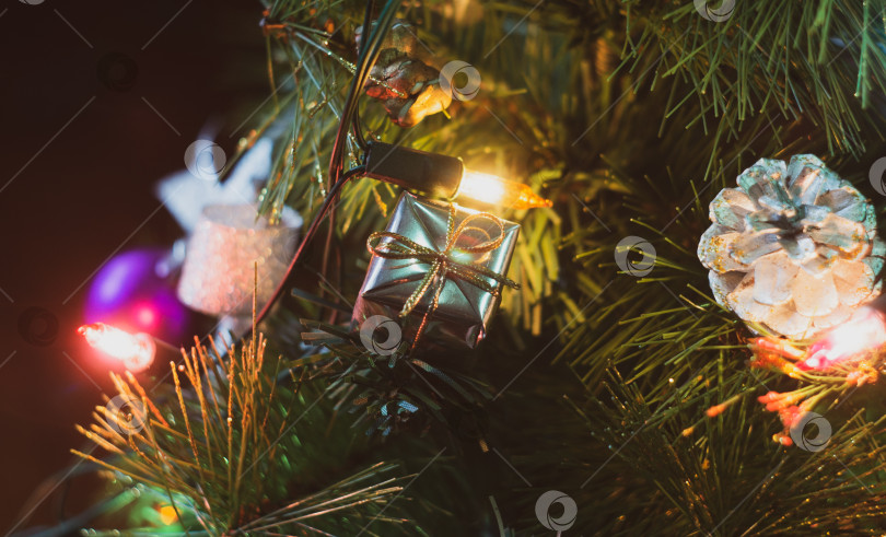 Скачать крупный план фиолетового украшения из рождественского шара на рождественской
елке фотосток Ozero
