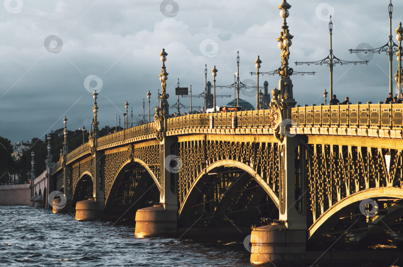 Скачать Троицкий мост в лучах заходящего солнца. фотосток Ozero