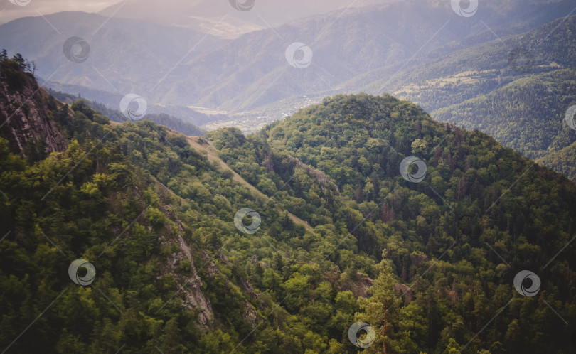 Скачать Летние горы, зеленая трава и голубой небесный пейзаж фотосток Ozero