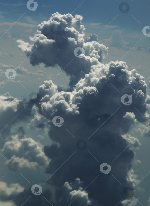 Скачать Впечатляющий фон облачного пейзажа с кучевыми облаками фотосток Ozero