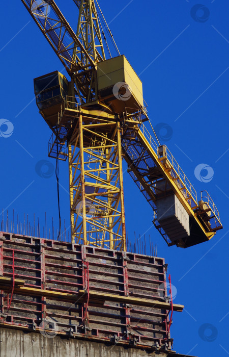 Скачать желтая башня строительного крана на фоне неба фотосток Ozero