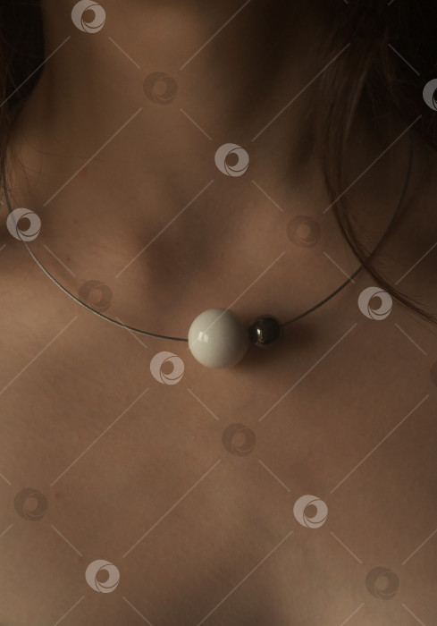 Скачать Эксклюзивная концепция ювелирных аксессуаров. темная картинка с ярким ожерельем на теле женщины. фотосток Ozero