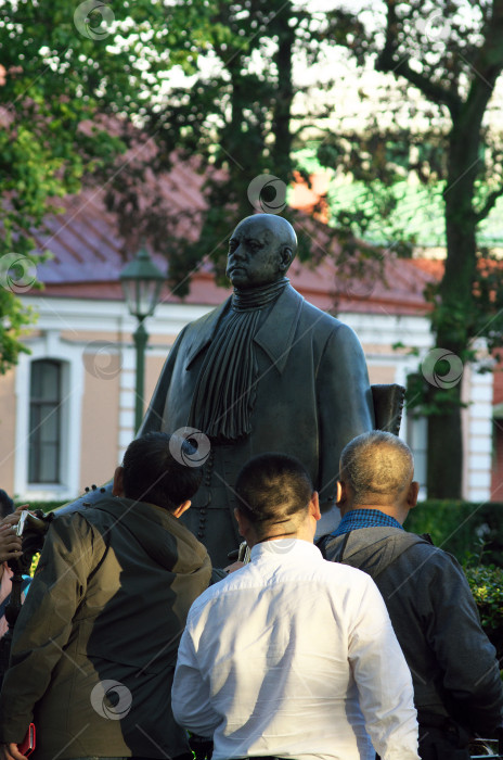 Скачать Супружеская пара у Памятника Петру 1 фотосток Ozero