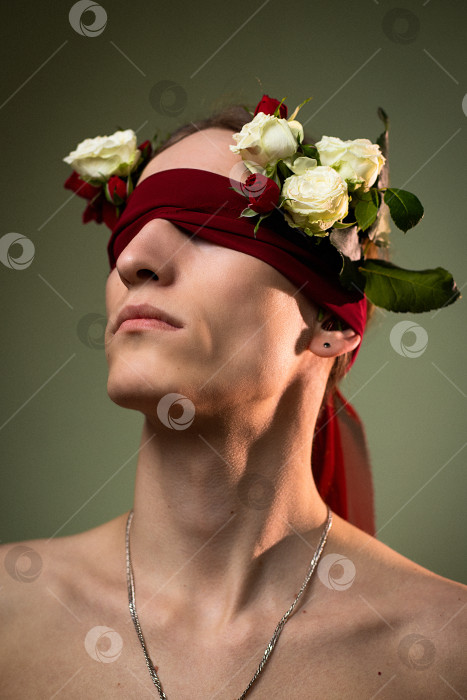 Скачать Художественный портрет красивого молодого человека с завязанными глазами и белыми розами. Мужская красота. Для оформления открыток, фонов, плакатов фотосток Ozero