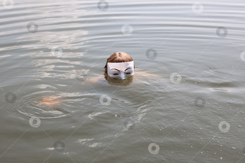 Скачать Мальчик, купающийся в море в карнавальной маске Гая Фокса фотосток Ozero