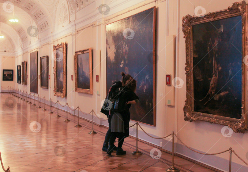 Скачать Картины и люди в галерее Романовых. фотосток Ozero
