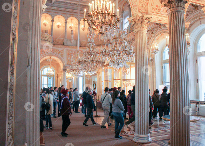 Скачать Группа посетителей в павильонном зале Эрмитажа. фотосток Ozero