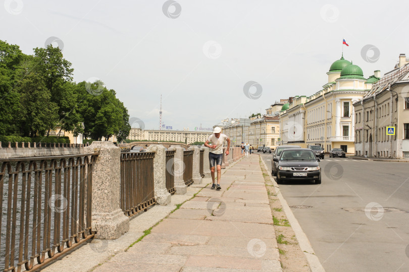 Скачать Пожилой мужчина занимается спортом. фотосток Ozero