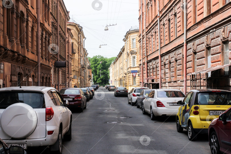 Скачать Машины, припаркованные вдоль улицы. фотосток Ozero