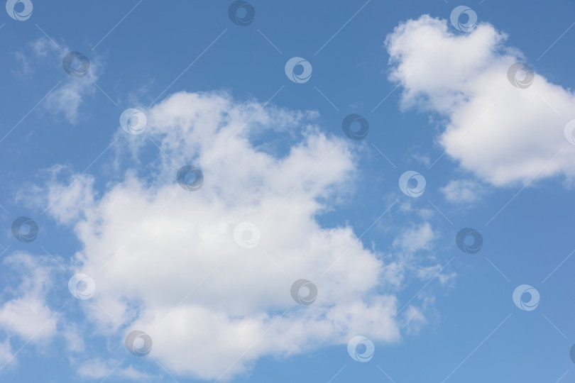 Скачать Красивое голубое небо и облака на естественном фоне. фотосток Ozero