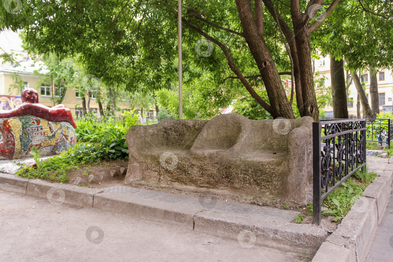 Скачать Скамейка, подготовленная для мозаики под деревом. фотосток Ozero