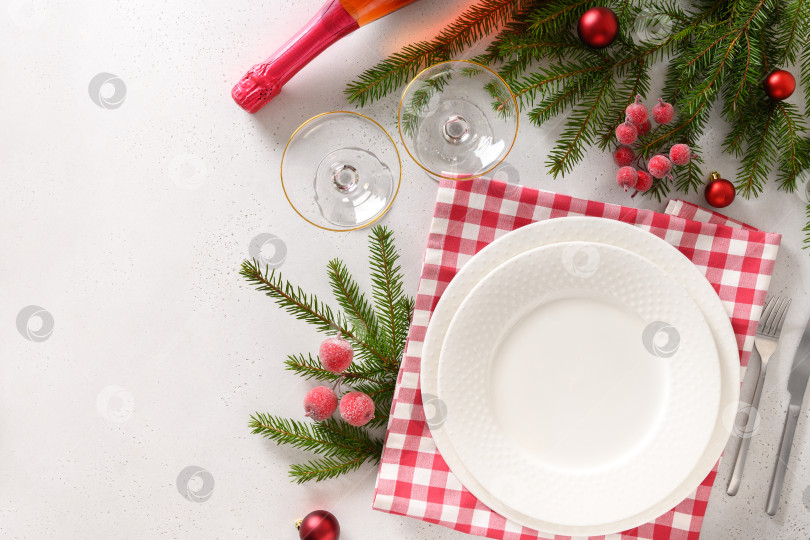 Скачать Рождественская сервировка стола с элегантными красными украшениями на белом столе. Вид сверху. фотосток Ozero