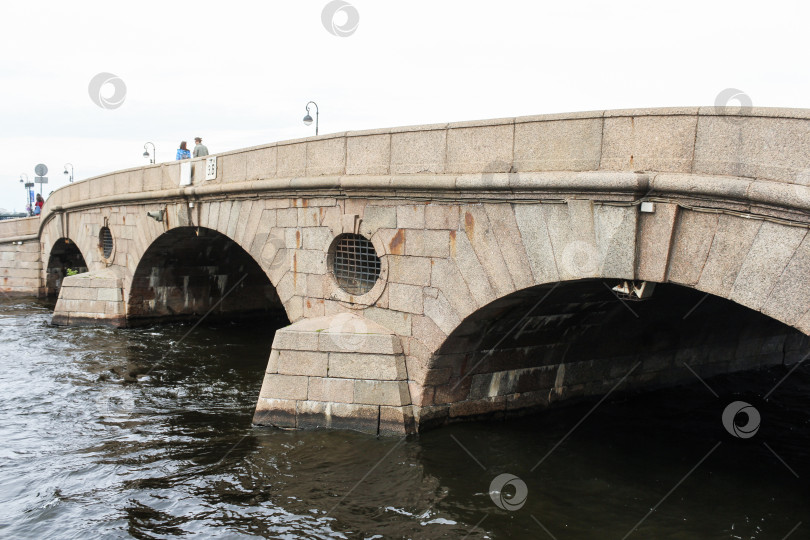 Скачать Люди на мосту прачечной. фотосток Ozero
