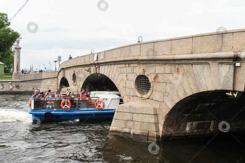 Скачать Экскурсионный корабль под мостом. фотосток Ozero