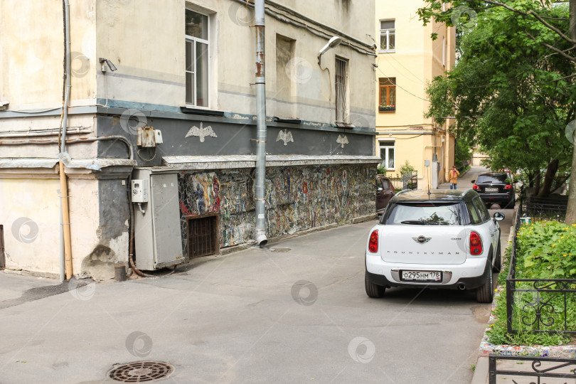 Скачать Автомобильная парковка во дворе. фотосток Ozero