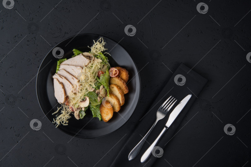 Скачать мясное блюдо на черной поверхности фотосток Ozero