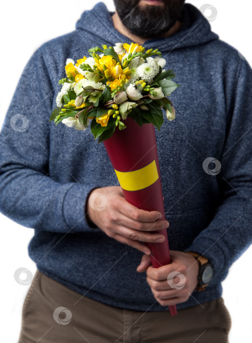 Скачать мужчина держит в руках цветы фотосток Ozero