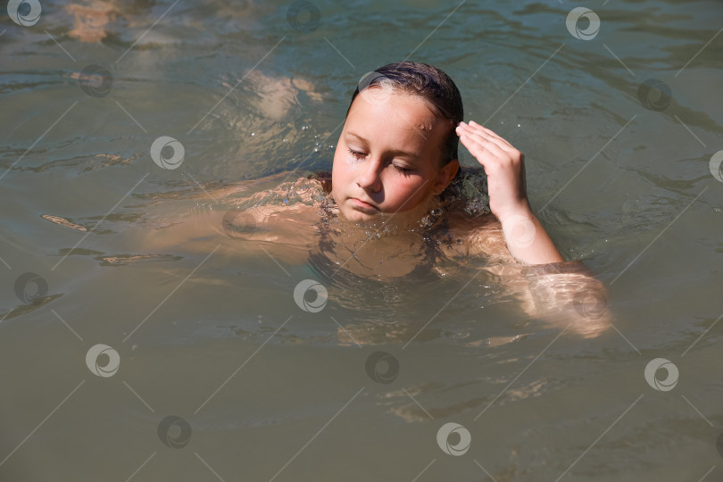 Скачать Девушка плавает в воде крупным планом фотосток Ozero