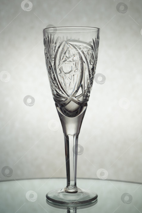 Скачать Вертикальный снимок пустого бокала для шампанского на сером фоне фотосток Ozero