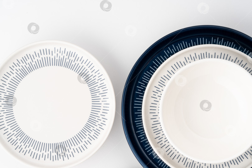 Скачать Набор роскошных сине-белых керамических кухонных принадлежностей на белом фоне фотосток Ozero