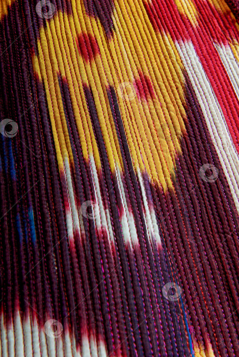 Скачать Вертикальный снимок крупным планом красных и желтых швов ковра с нанесенным на них рисунком фотосток Ozero
