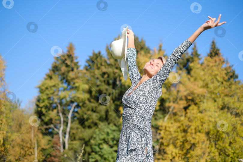 Скачать женщина в платье на фоне осенних деревьев и голубого неба в солнечный день фотосток Ozero