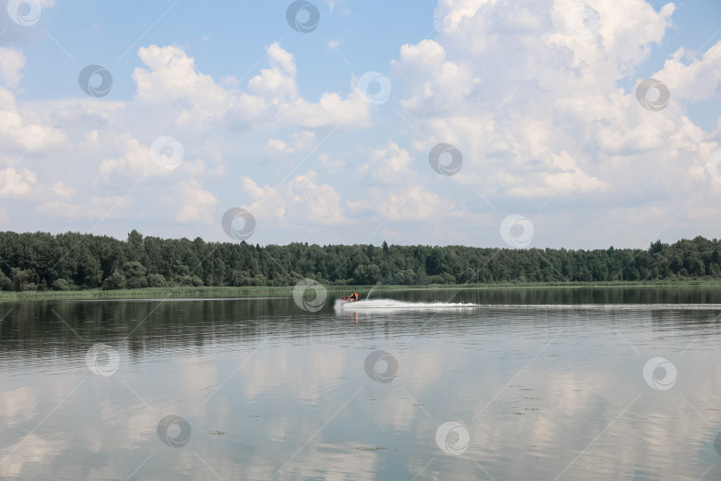 Скачать Люди на водных лыжах катаются по озеру жарким летом фотосток Ozero