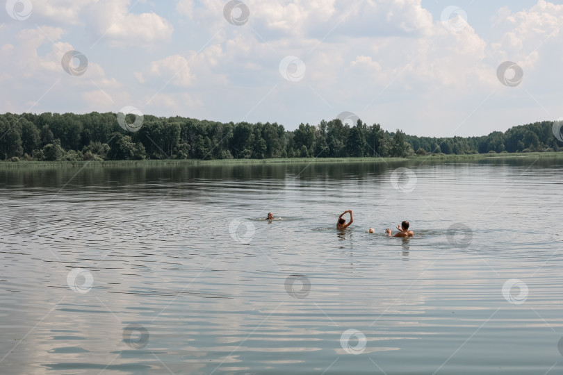 Скачать Дети купаются в озере жарким летом фотосток Ozero