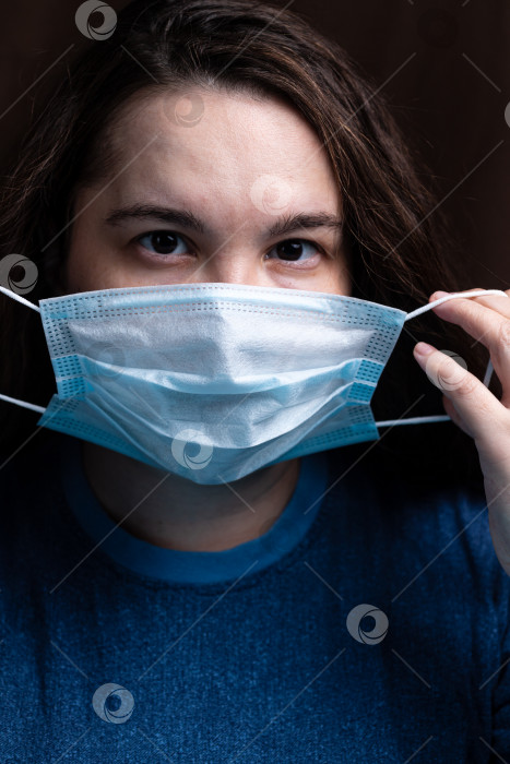 Скачать Девушка в медицинской маске фотосток Ozero