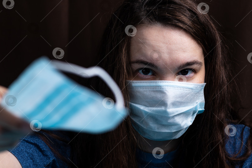 Скачать Девушка в медицинской маске фотосток Ozero