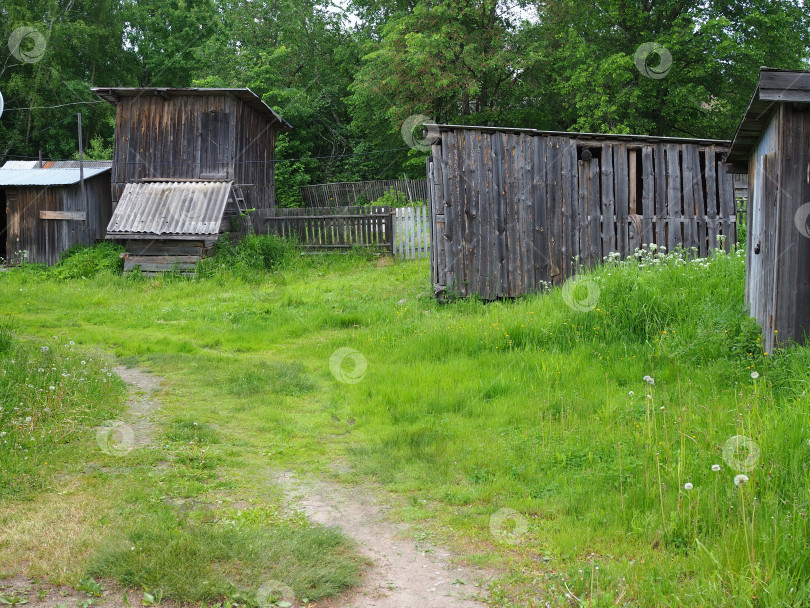 Скачать Дворик с сарайками. фотосток Ozero