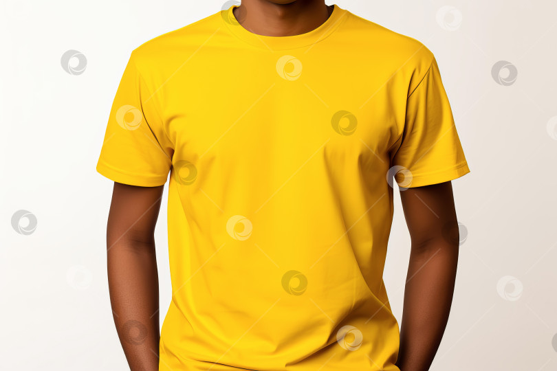 Скачать Безликий афроамериканец в пустой желтой футболке на белом фоне. Макет для дизайна принта на футболке. Иллюстрация генеративного искусственного интеллекта фотосток Ozero