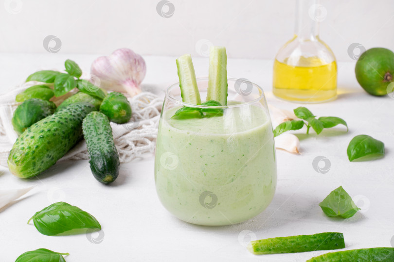 Скачать Зеленый гаспачо со свежим огурцом, йогуртом, зеленью, чесноком и оливковым маслом подается в бокале. фотосток Ozero